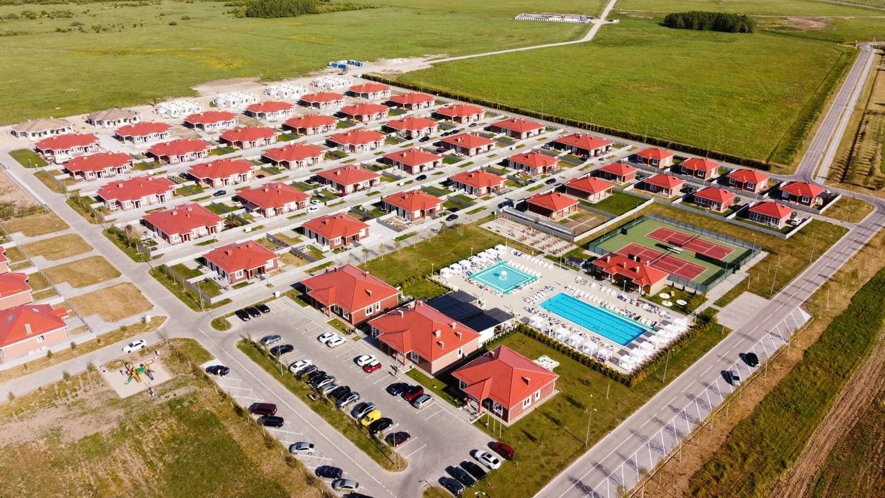 Спортивная зона с бассейнами и теннисными кортами среди домов ЖК «Ласкино Парк», вид с высоты
