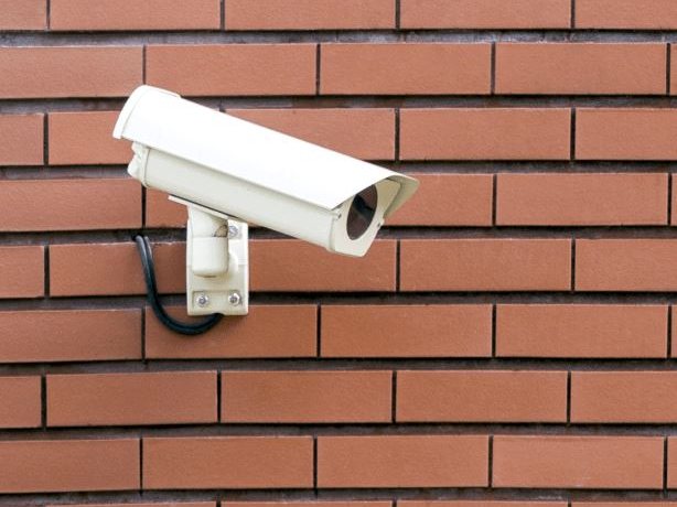 Камера видеонаблюдения на кирпичной стене: видеонаблюдение 24/7 в ЖК «Аэро»
